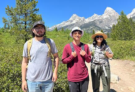 三个不同的学生在大提顿山脉徒步旅行
